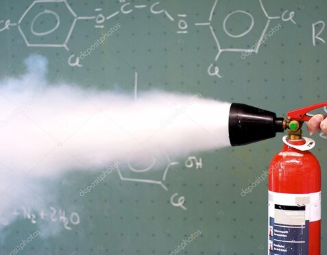 Dos extintores, uno PQS y otro CO2, lado a lado