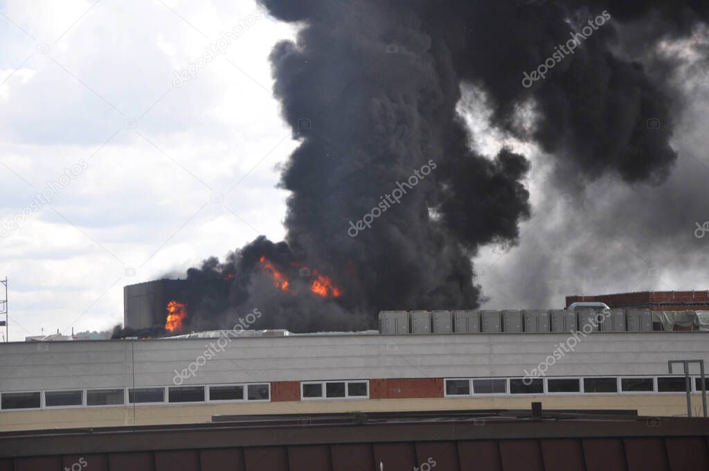 Extintor CO2 2 kg sobre escritorio